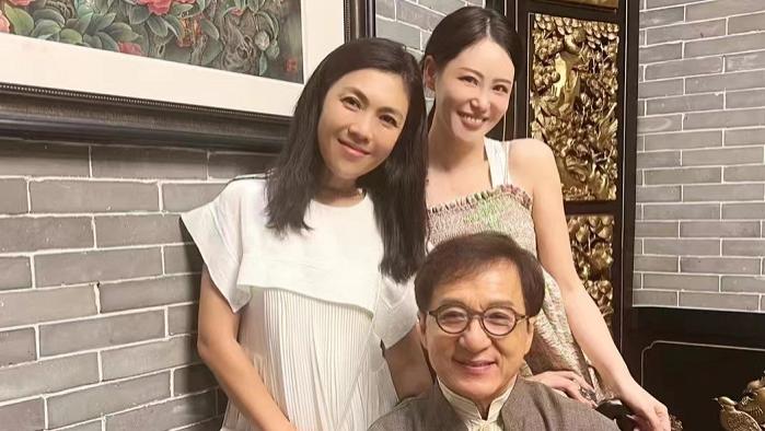 吴磊|成龙与美女网红现身餐厅，被曝吃三碗饭胃口好，女方穿背心秀身材