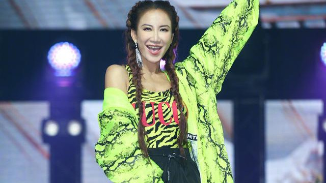 西装 剪短发的李玟穿衣风格都变了，蓝西装+小黑裤知性优雅像变了个人！