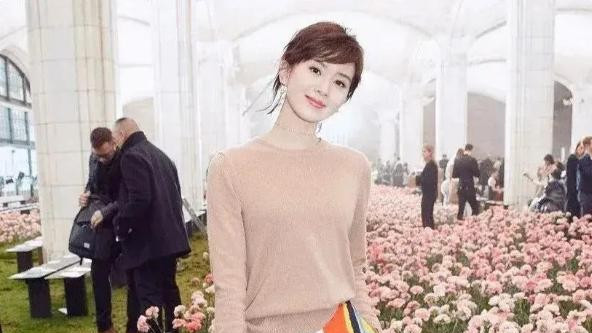 刘诗诗|短发的刘诗诗挺干练，穿针织衫配条纹阔腿裤，看着优雅又清新