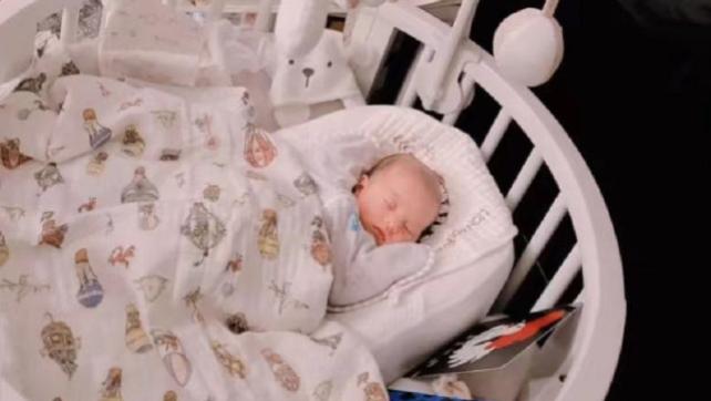 昆凌|昆凌晒三胎女儿萌照，小公主歪头酣睡肌肤粉嫩，越长越像周杰伦