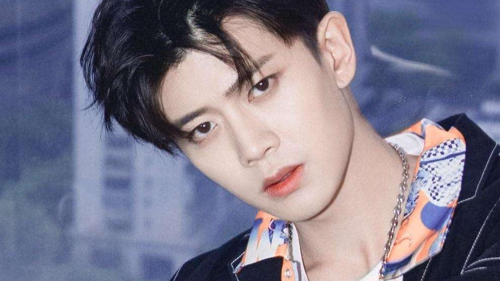 任嘉伦|任嘉伦近照曝光，戴眼镜量血压，全程紧张到不敢说话