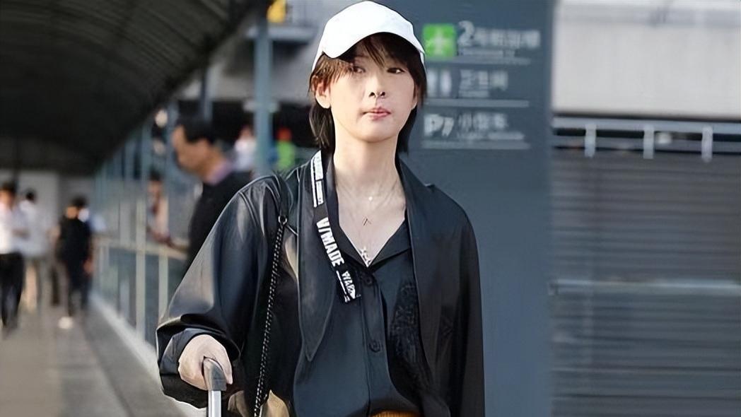 咖啡|36岁童瑶难得换新发型，虽然剪短发少了优雅感，但确实帅气了许多