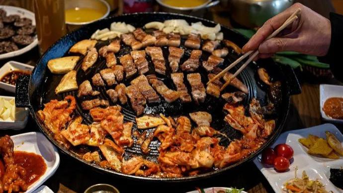 五花肉|吃在大连-烤得滋滋冒油的五花肉，最后的炒饭才是灵魂所在~