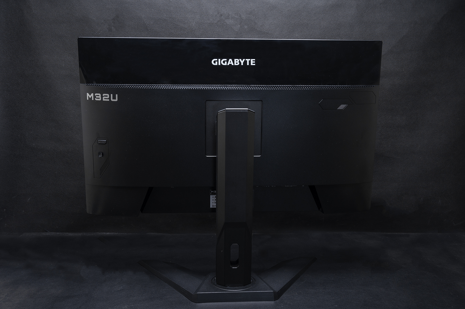 显示器|释放桌面与思想，4K高刷技嘉KVM电竞显示器，M32U带四套主机飞