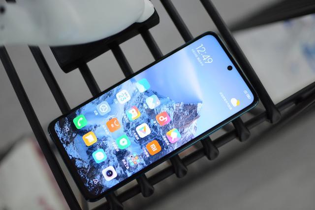 旗舰机|1500元以内买手机，内行人推荐这四款，体验媲美旗舰机