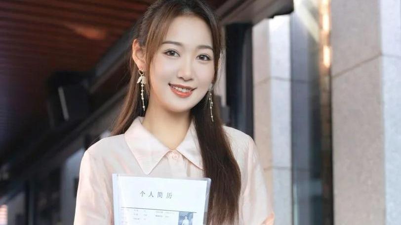 田间诗 穿一件粉色衬衣搭配白色包臀裙，得体的装扮赢得面试官认可！