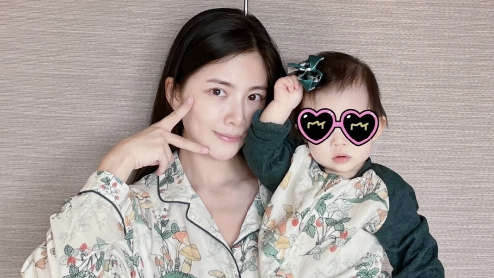 杜淳|杜淳妻子晒美照，母女穿亲子装打广告，女儿袜子偏小仍在穿好节俭