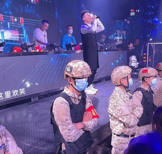 黄勇|海南琼中：歌手黄勇现身酒吧，保安们站成一排保护，曾是那英徒弟