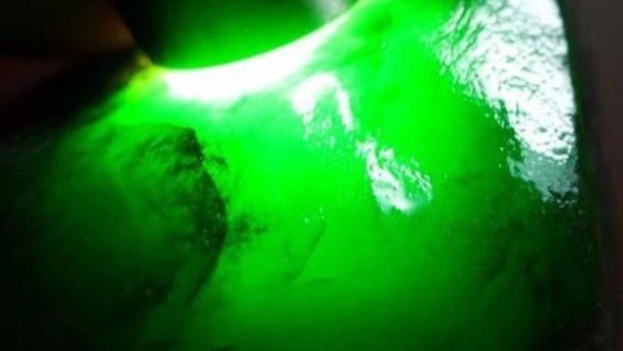 翡翠|13种翡翠原石灯下现原形