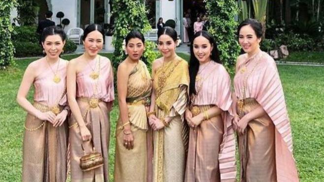 诗妮娜|泰王“三宫六院”新人美出圈，气质清纯大眼睛，五官酷似37岁贵妃