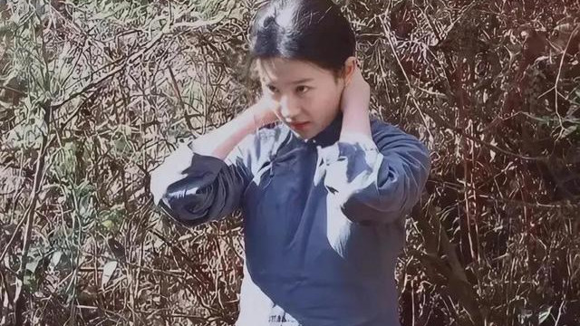 刘亦菲|一边整理衣服和头发，一边从小树林出来，刘亦菲让你想到了什么？