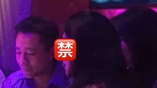 汪小菲|汪小菲酒店嗨玩画面曝光，被美女贴身包围灌酒，美女们穿着清凉