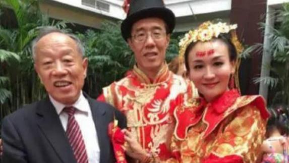 央视|辞职央视嫁美国富豪，1包卫生巾用1年，饿成皮包骨却仍不离婚