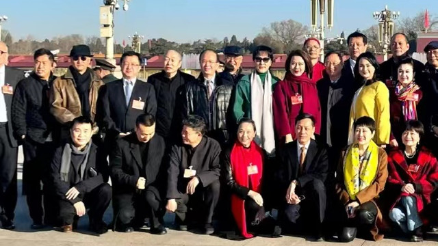 张凯丽|老戏骨出席会议！张光北罕露面，张凯丽皮裤吸睛，成龙低调站角落