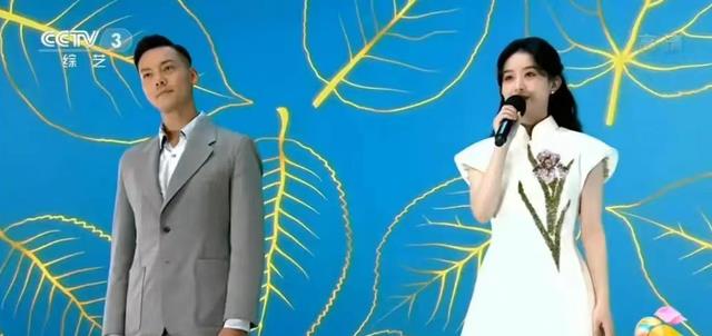 陈伟霆|陈伟霆赵丽颖同台梦回《老九门》，白色旗袍笑容甜美，掀起回忆杀