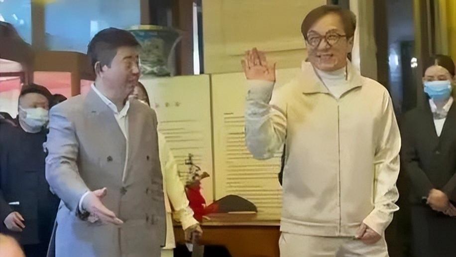 成龙|成龙即将到内地定居？乘坐直升飞机来杭州买房，获董事长亲自接待