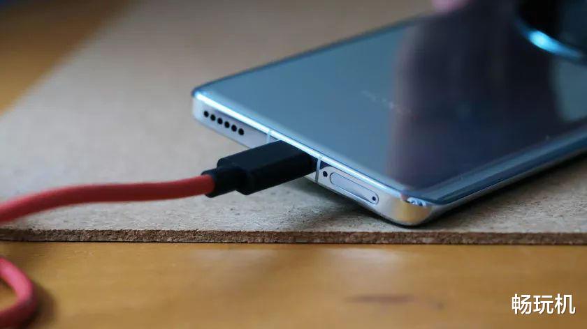 湖北|100W有线充 vs 100W无线充：哪个更快？