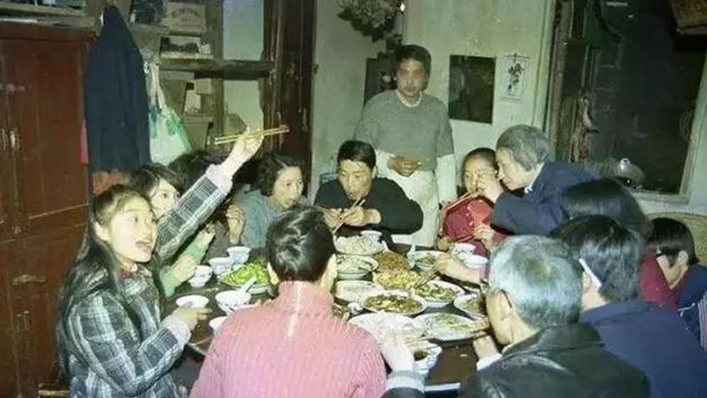 啤酒|奶奶炸丸子仨孙女围着锅台吃，炸的没有吃的快，忙活了个“寂寞”