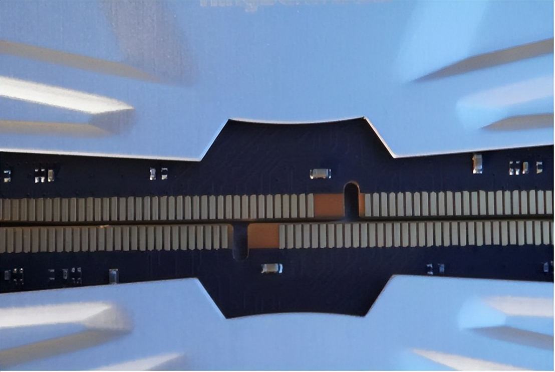 电视盒子|白色机箱，配RGB内存才更帅！——金百达幻光3600电竞内存