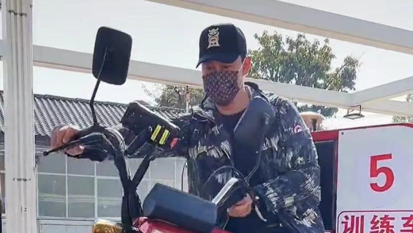 晋松|48岁戏骨自认改行下乡种地！开农用三轮车接地气，戴金表串珠抢镜