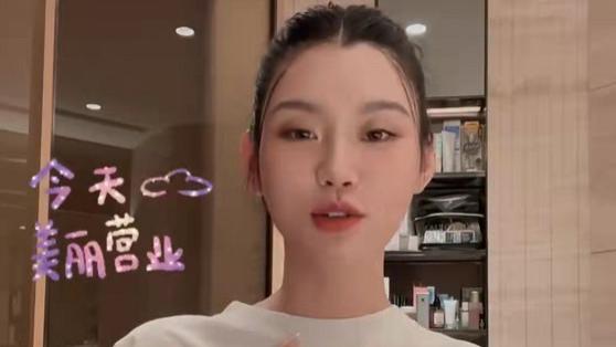 奚梦瑶 奚梦瑶分享女儿口水巾，面部圆润撞脸李小璐，手上美甲成亮点