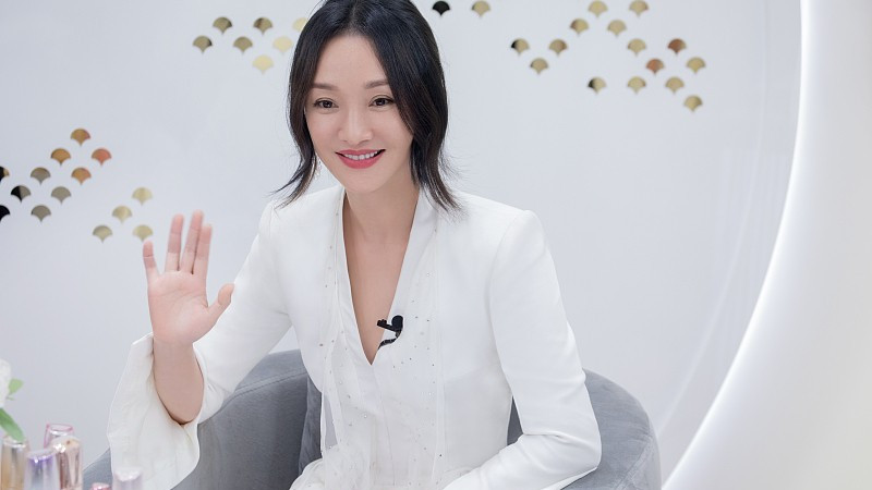 周迅|周迅的气质越来越美了，穿西服裙气质优雅，端庄美感不像中年人