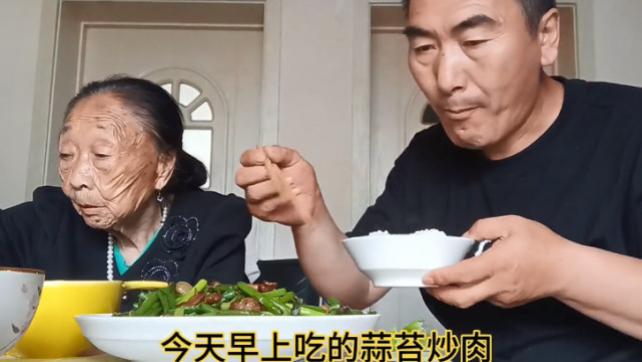 梦华录|85岁马玉琴帮李玉成夹菜，筷子上带着米粒，网友：不嫌磕碜