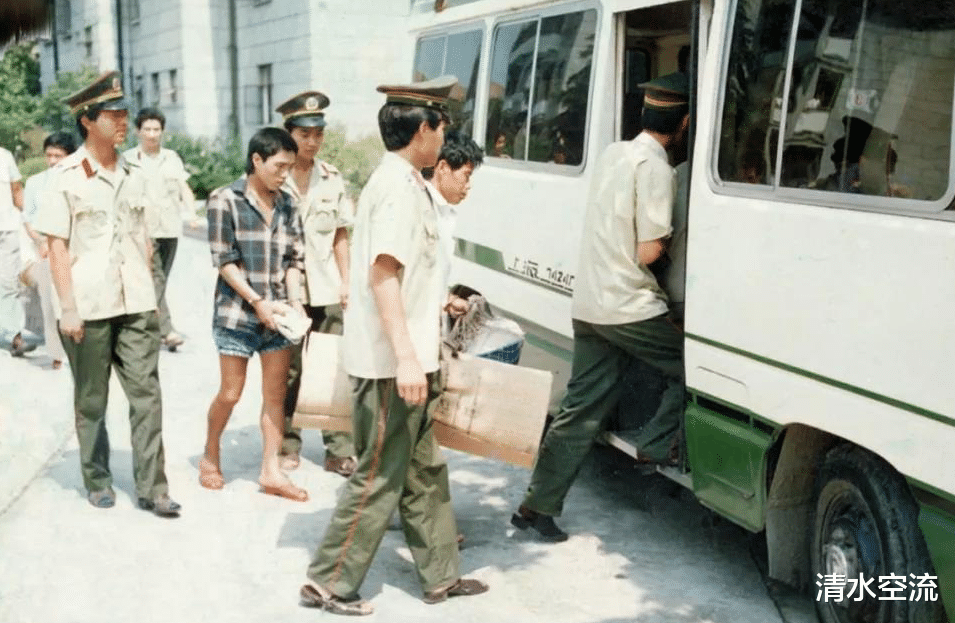 警察|1996年,连杀27人,逃亡时还娶5个老婆的恶魔最终被处死刑