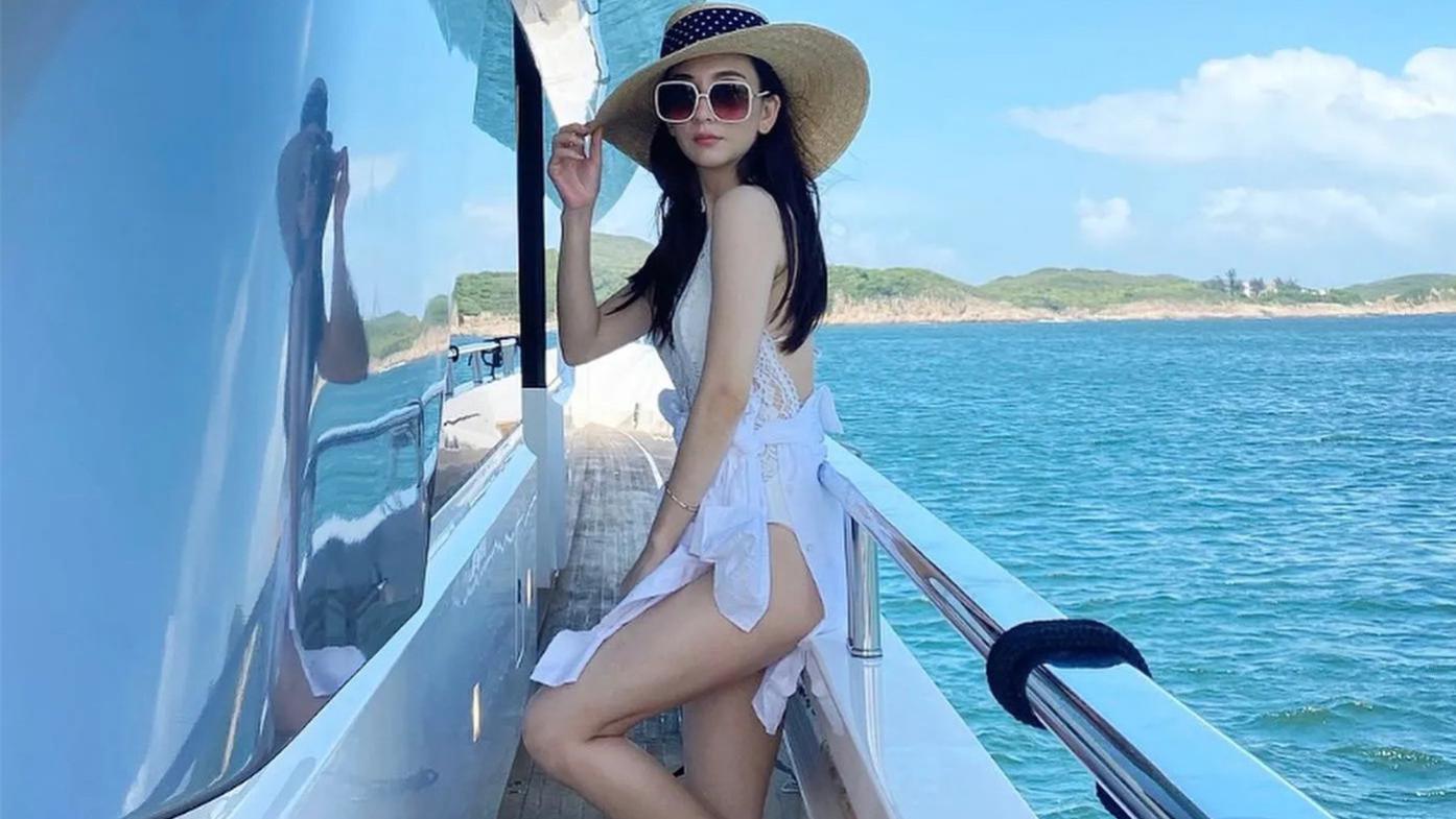 郭富城|34岁方媛近照引关注！坐豪华游艇出海大秀身材，皮肤白皙美腿吸睛