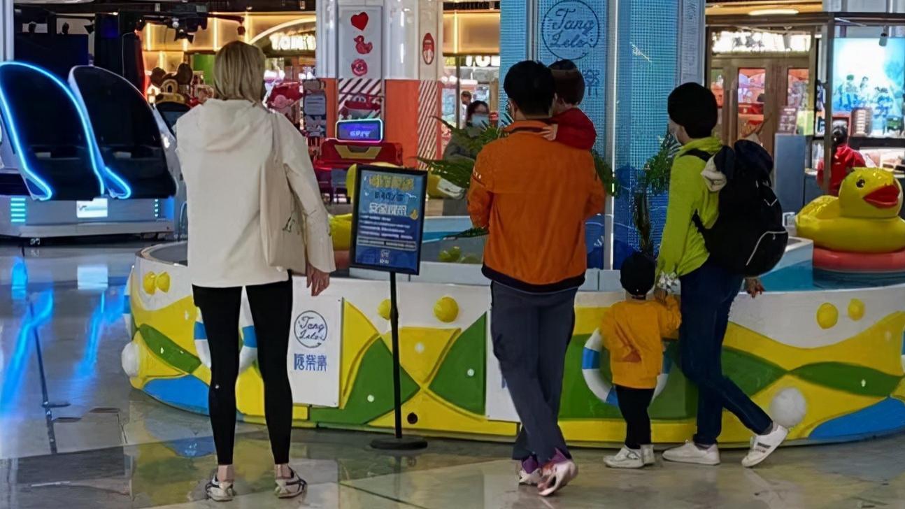 撒贝宁|撒贝宁龙凤胎近照，女儿头扎小啾啾软萌可爱，俩娃混血基因不明显