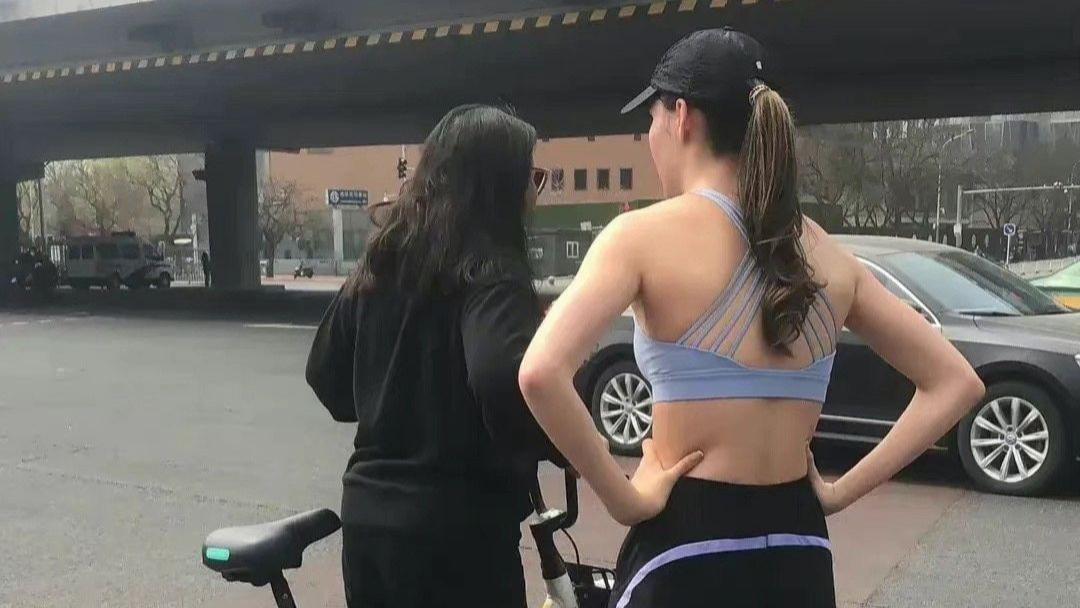 谷爱凌|谷爱凌运动内衣街头跑步，妈妈骑车全程陪同