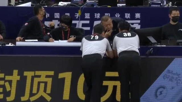 翟晓川|CBA爆发冲突，两人领2技犯被驱逐，外援不愿离场，比赛中断7分钟