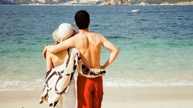 郑嘉颖|郑嘉颖一家四口搭游艇出海享受亲子乐 夫妻俩互搂的背影照很甜蜜