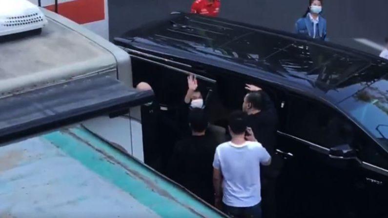 刘德华|刘德华现身深圳街头，墨镜黑衣天王气质不减