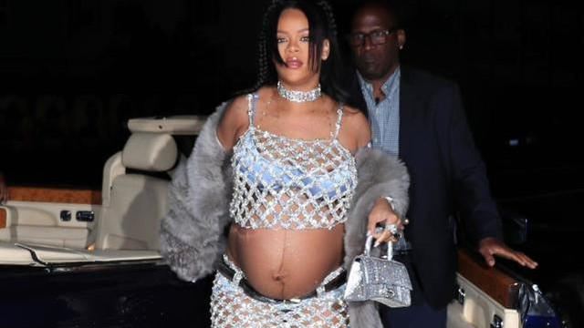 蕾哈娜|34岁蕾哈娜久违现身晒照，穿钻石渔网裙秀孕肚，男友寸步不离陪伴