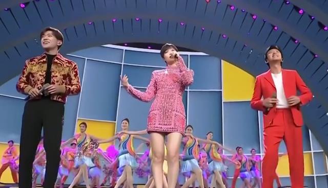 李宇春父亲 女儿4登春晚是我的骄傲 如今她38岁仍未婚让我操碎心 李宇春她爸 李宇春和妈妈