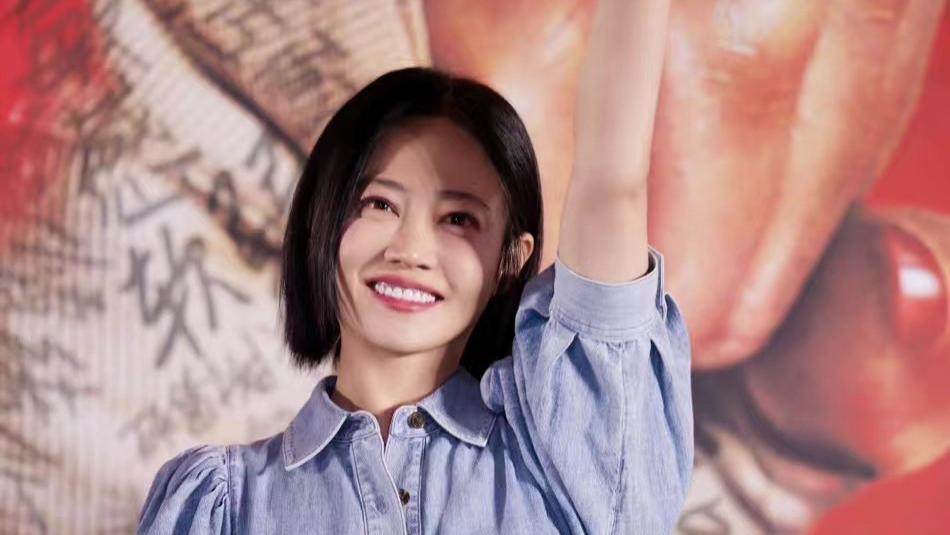 谭卓|出拳吧妈妈首映！38岁谭卓短发牛仔裙超逆龄，自曝拍戏曾打断肋骨