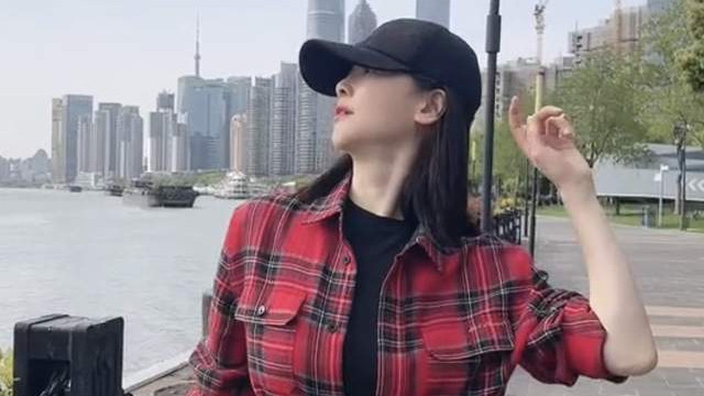 左小青|45岁左小青街头扭腰摆胯，与神秘男牵手引猜疑，一年前与富商离婚