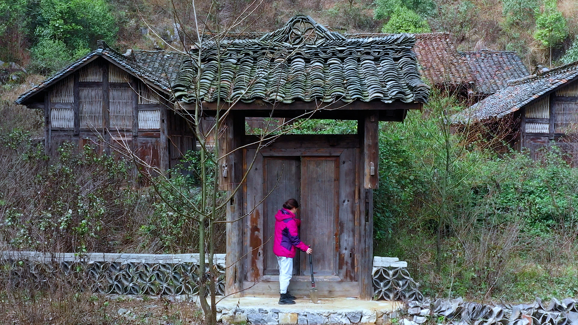 贵州28岁未婚女大学生独居天坑，你看这种条件环境，谁愿意娶？