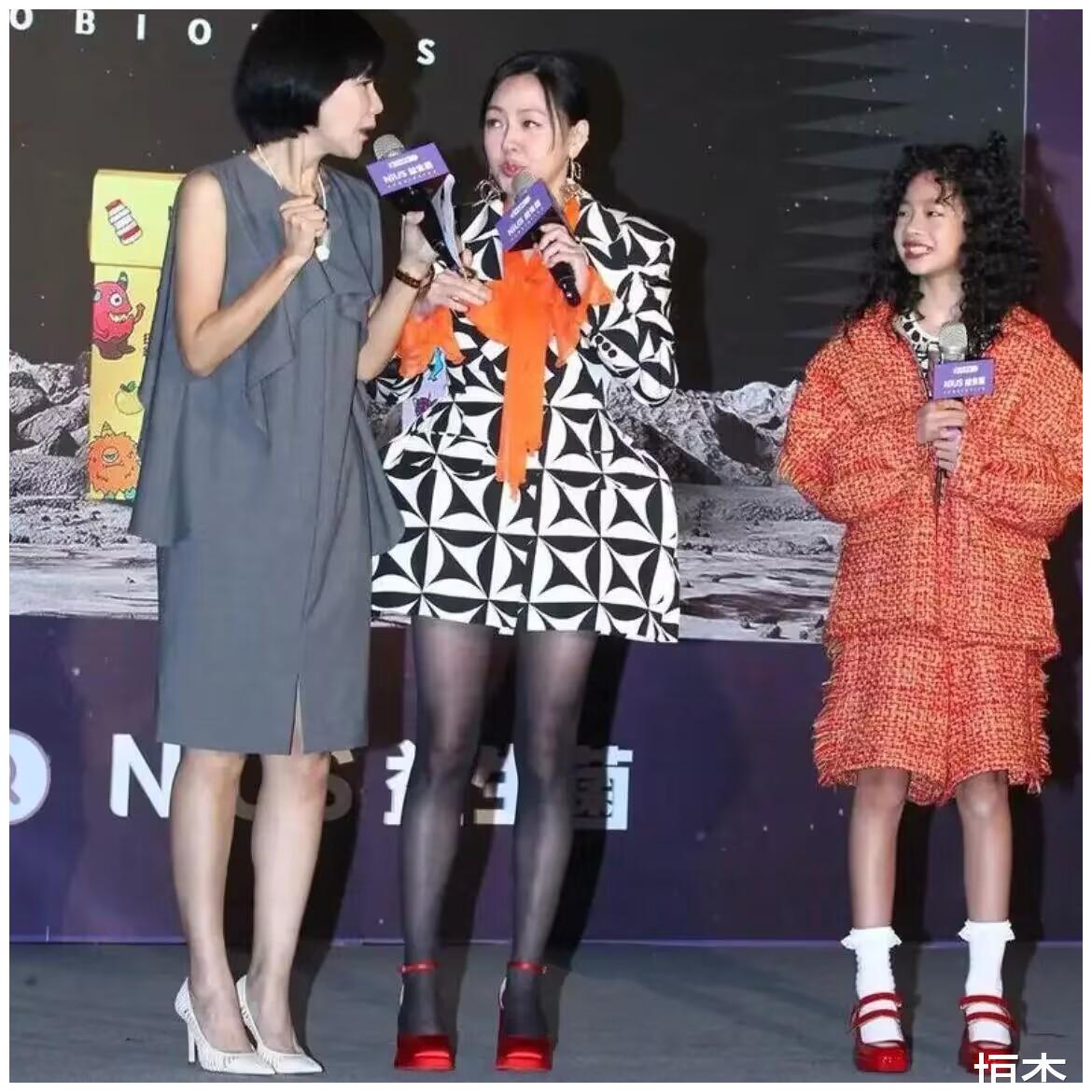 小s携女儿出席活动，自己穿黑丝好养眼，女儿更是打扮得像公主