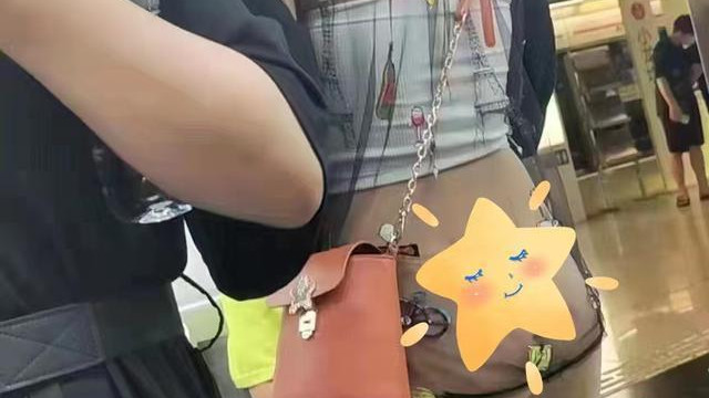 网友：天气热成这样了？重庆地铁女孩穿搭奇特，丝毫不顾旁人目光