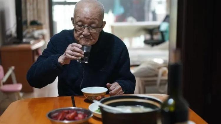 养生|98岁老头每天工作9小时，喝酒、吃肉两不误，透露一句话养生秘诀