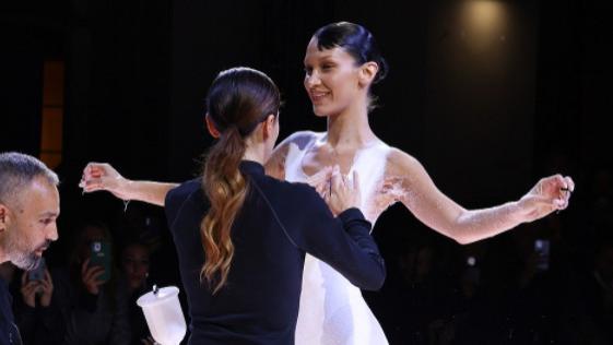 在哥白尼巴黎时装周上，贝拉·哈迪德喷上一层白色连衣裙走秀