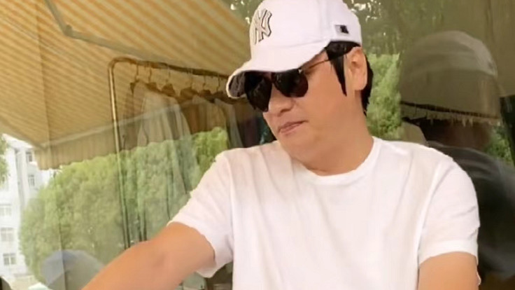 罗嘉良|港星齐聚云南避暑！罗嘉良跷二郎腿称太舒服，李国麟吃野生菌刺身