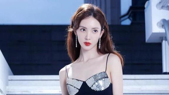 金晨|山东美女金晨，妩媚多姿，大长腿太迷人了