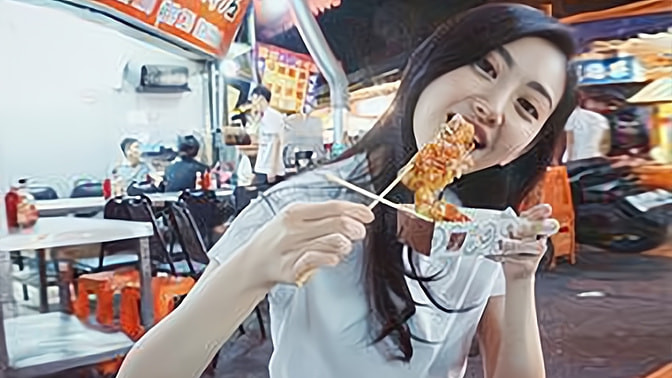 张学友|景甜逛夜市旧照曝光，“吃肉串的动作”惹争议，被质疑故意摆拍