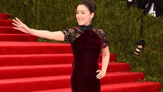 巩俐|54岁的邓文迪遇上57岁的巩俐，才知道什么是风情万种，穿的高级