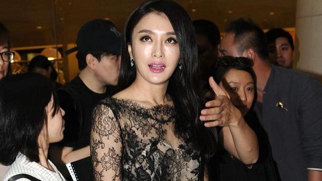 透视装|秦岚为了美也是拼了，这么省布料的裙子穿身上，感觉真清凉