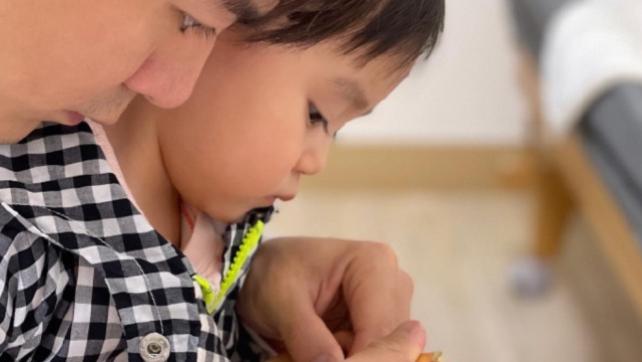 杨怡|罗仲谦杨怡晒一家人在家的温馨日常 女儿和儿子额头贴额头很有爱