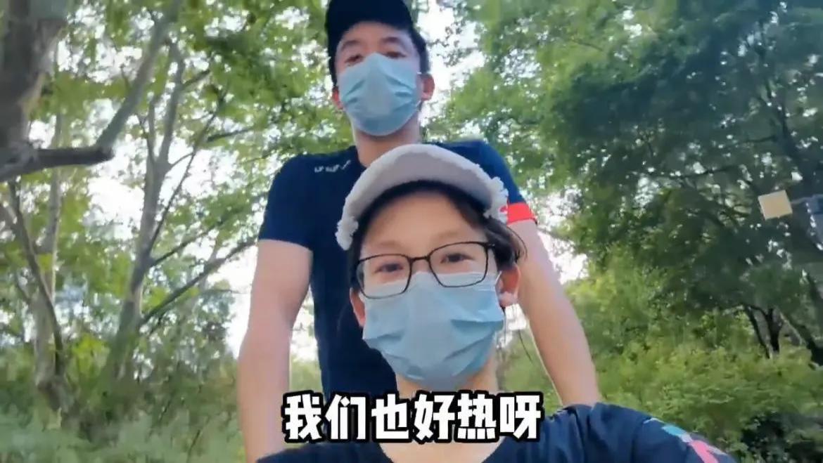 苗苗|太拼！苗苗月子期间坚持外出陪女儿玩，坐轮椅代步老公郑恺负责推